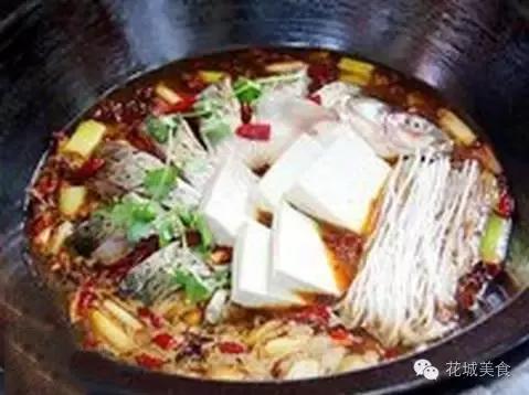 赵本山兴奋玩直播下厨炖鱼 东北铁锅炖鱼的做法