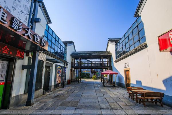 与绮园咫尺之遥的绮园商业街以明清民居风格为主的仿古建筑群,整个