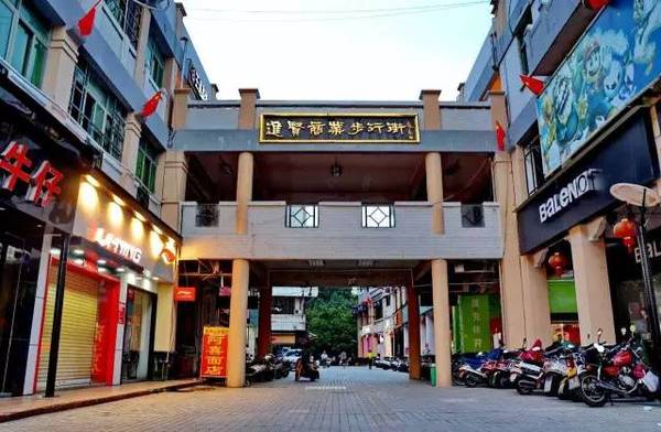 一组揭阳老市城区夜景图,让我有种置身于大都市感觉!