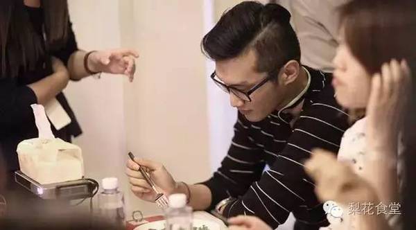 有个会做菜的女朋友 二当家依然选择出来卖 时尚频道 手机搜狐