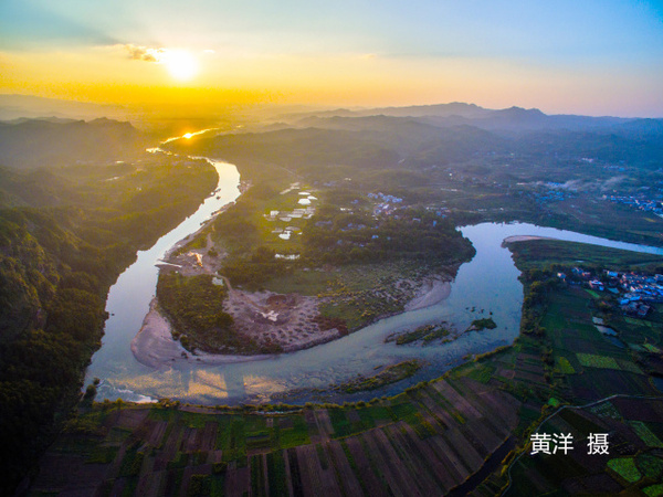 航拍惊奇:三江合汇屏山南