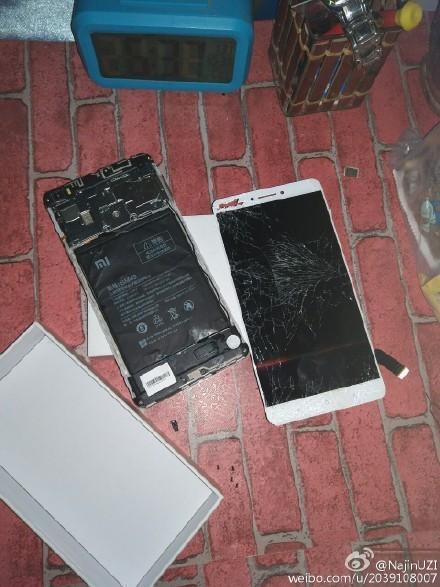 网友33层楼摔落小米Max,换屏后竟可满血复活