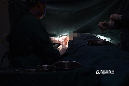 30岁男子为找工作做隆胸手术 母亲:不男不女