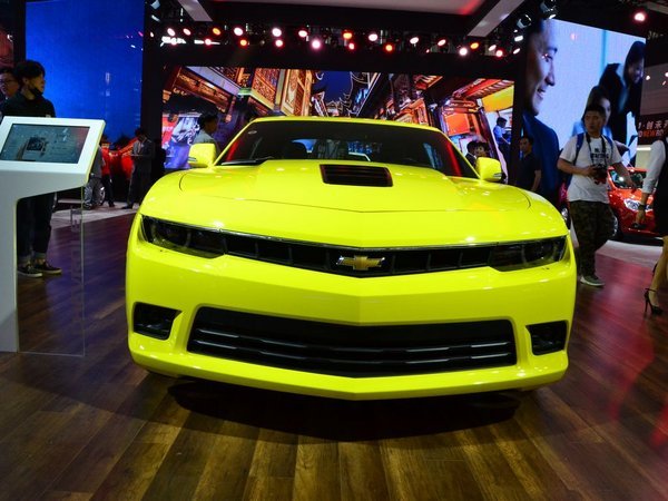 2016款雪佛兰科迈罗现车实拍 大黄蜂行情配置解析