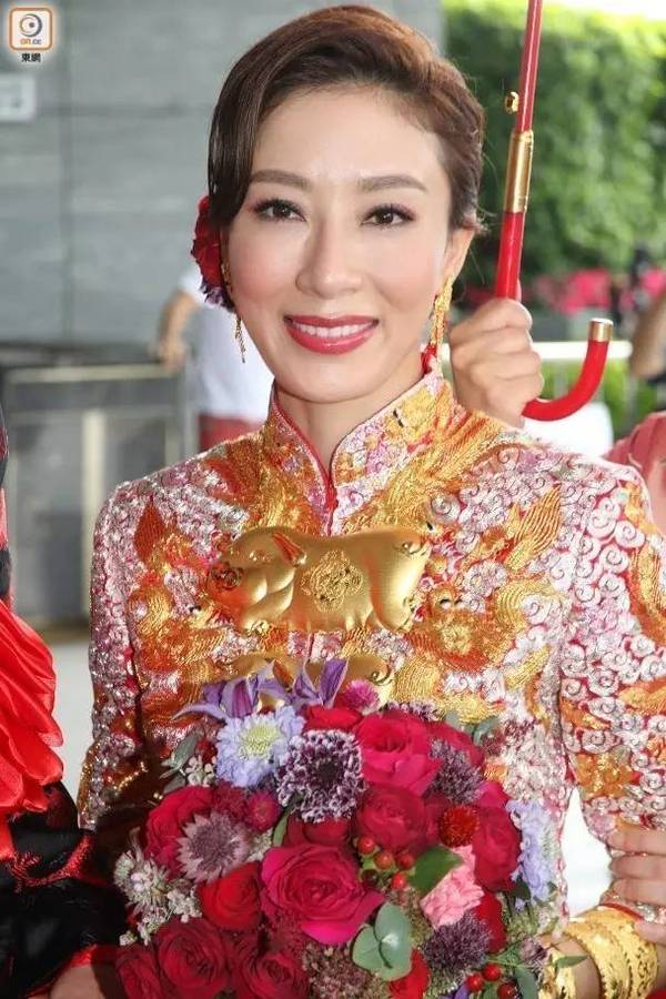 tvb影后杨怡大婚!满手龙凤镯狂咀足六次!马国明唐诗咏任兄弟姐妹团!