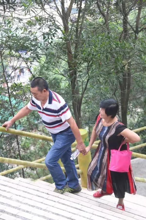 相互扶持的老夫妻