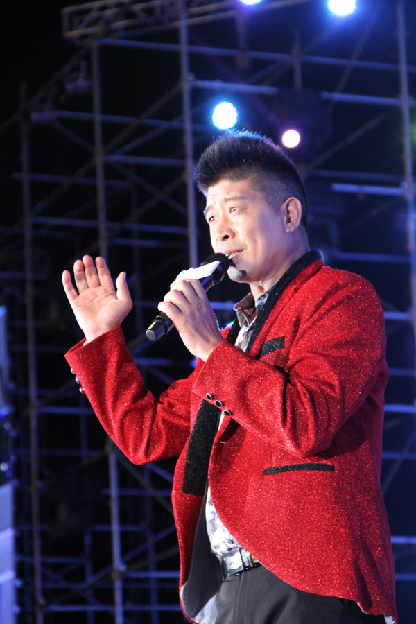 河南歌手韩光红衣登台 坦言崇拜汪峰期盼让爱回家