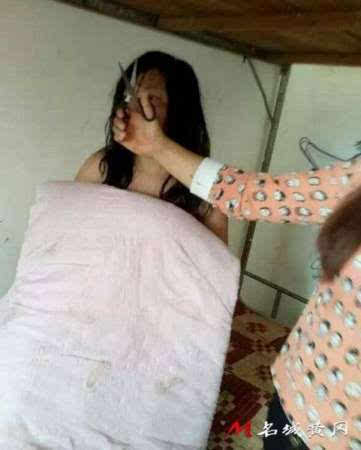 女生遭电击殴打 衣服遭扒露胸露下体引来流氓(组图)