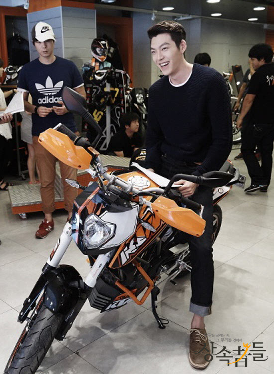 《继承者们》里面的崔英道也是个摩托车少年啊!