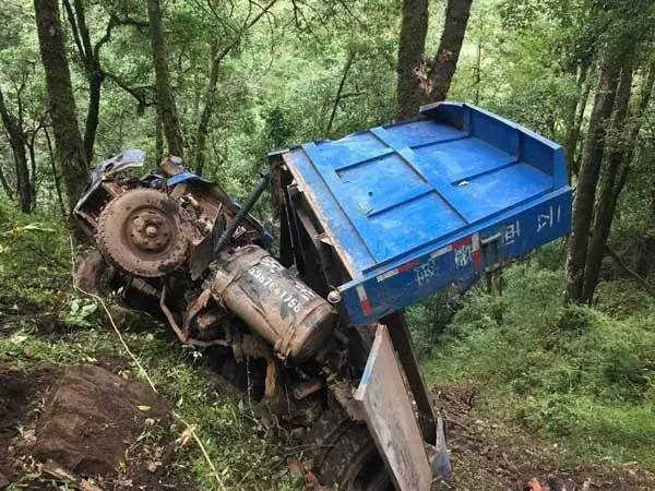 鹤庆一大货车失控造成9车相撞,现场一片狼藉2人受伤!