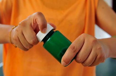 教你一招一秒打开瓶盖,完全不费力气!