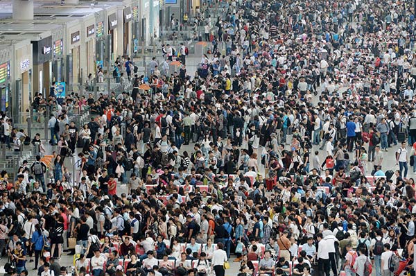 (9月30日,虹桥火车站候车大厅人流如潮. 来源:澎湃新闻)