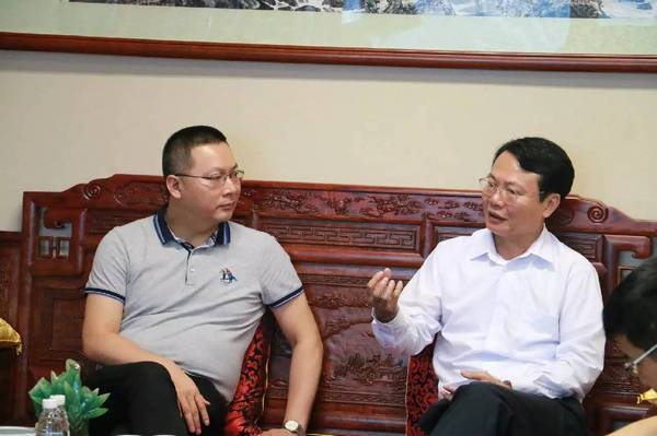 吴先宏先生亲切交谈 吴书记对公司的未来发展充满信心,并介绍了汕头市