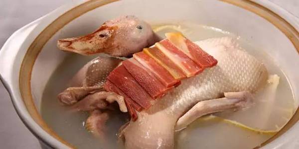 灰汤鸭因在"灰汤锅子"溢出温泉水的乌江河中觅食长大,故又称其为汤鸭.