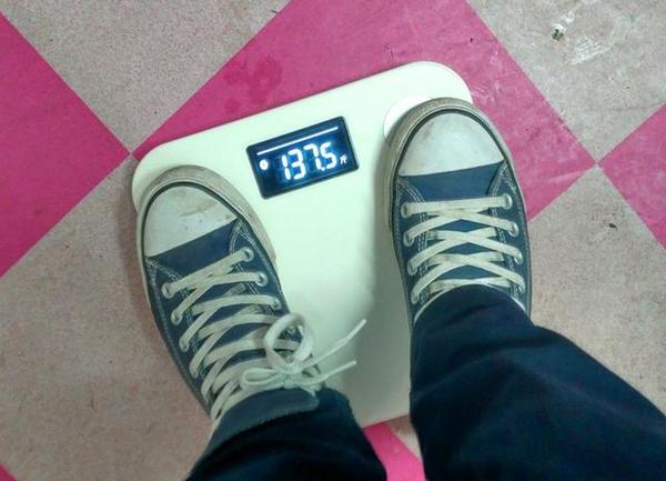 穿鞋情况下仅仅能检测人体的体重,而要检测人体其他数据,必须光脚和四
