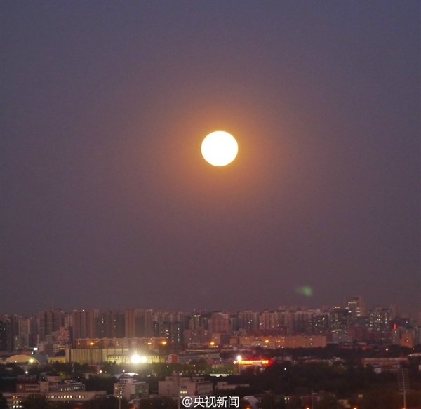 "超级月亮"升起来了:68年离地球最近一次