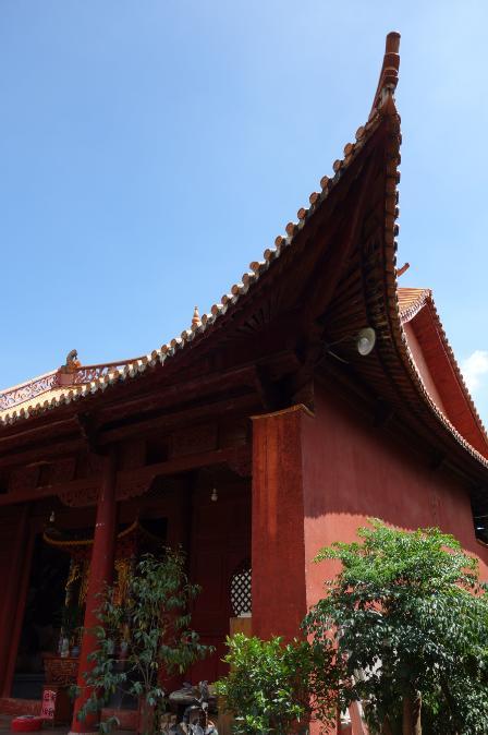 东观日出,西望苍洱,南睹祥云,北眺玉龙,不禁惊呼:"东日,西海,南云,北