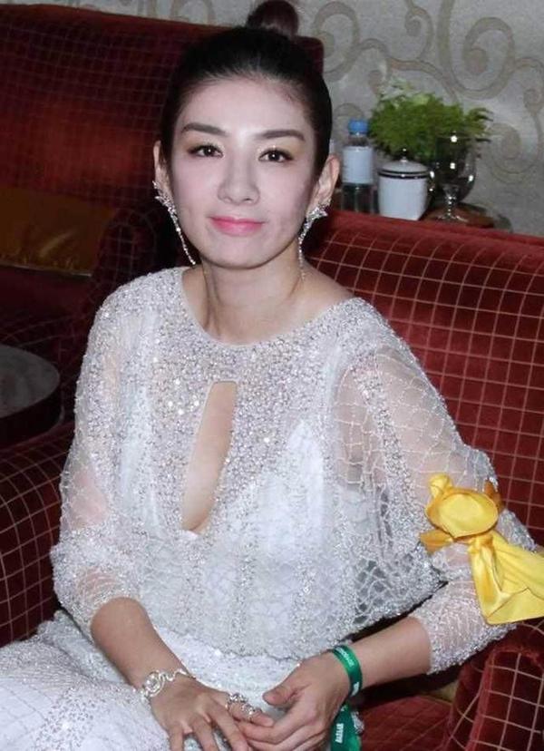 黄奕最新近照曝光 身形臃肿满身皱纹 似大妈