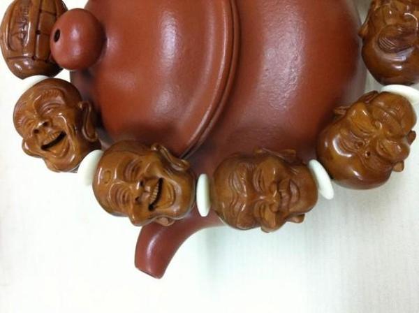 以后,殷根福所雕的罗汉头像,成为风行一时的核雕艺术品,求购者络绎不