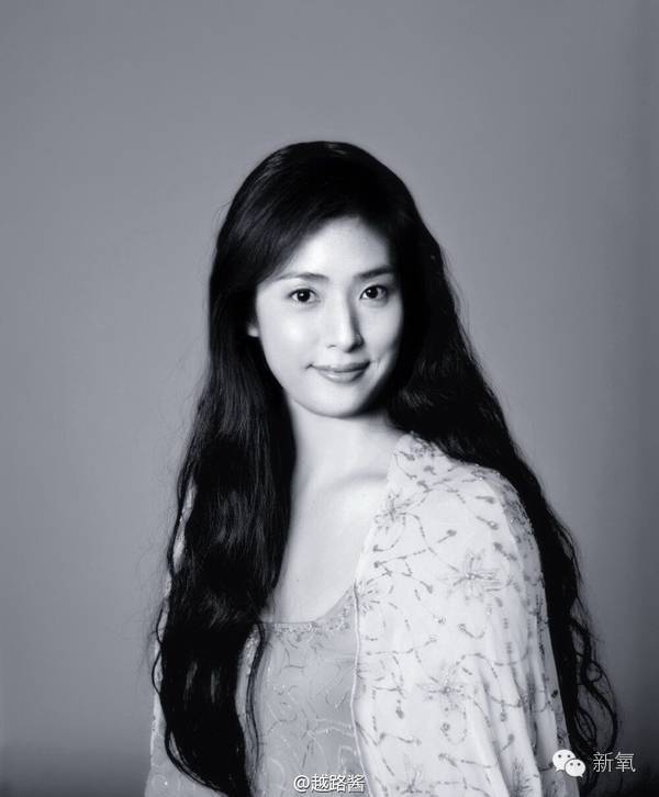 一个是跟歌手吉川晃司,是个很有才的了,张国荣的那首莫妮卡就是翻唱他