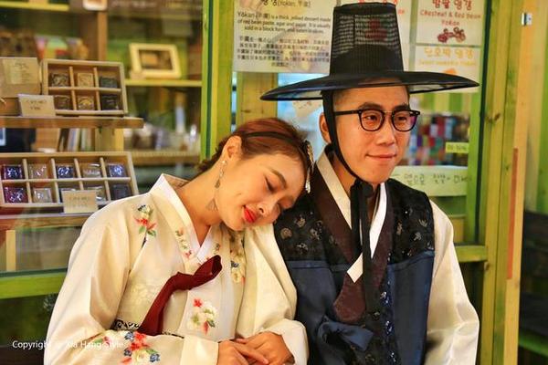 哎呦,这不是王子和公主嘛,幸福幸福.