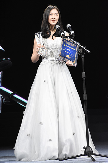 图四:演员邵芸发表获奖感言