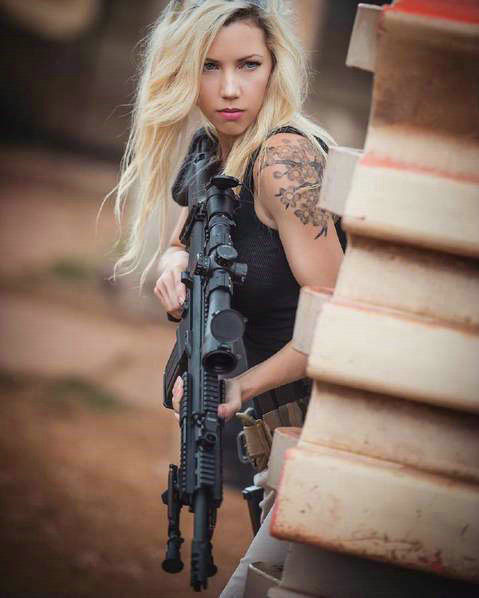 美国女军迷秀傲人身材 长枪短炮信手拈来