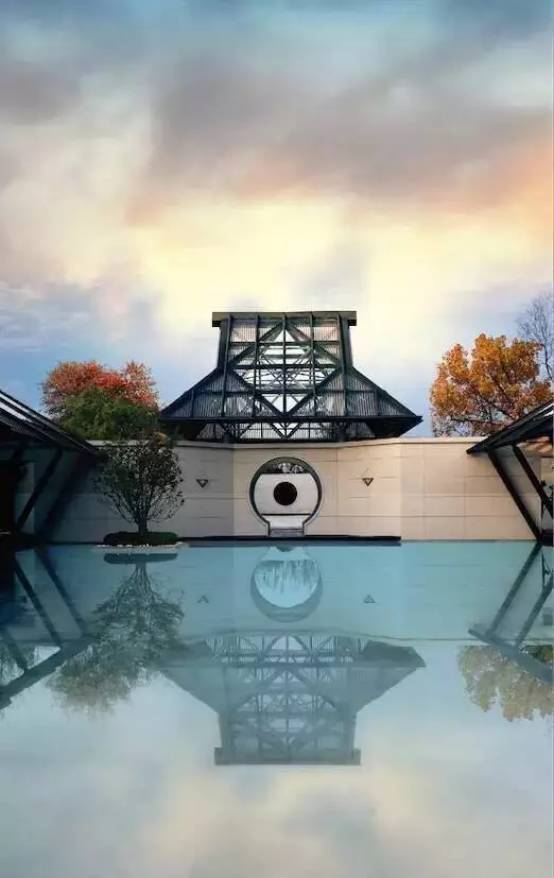 项目的建筑设计讲究天人合一理念,自然和人居非常和谐统一.