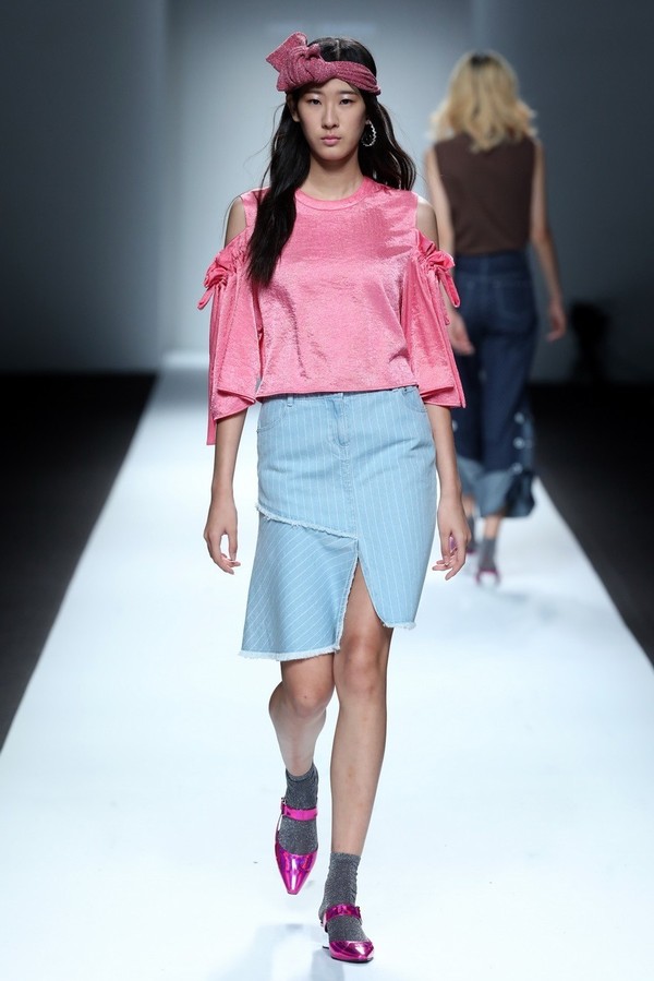 元素的故事注入服装廓形,以现代感的敏锐度展现品牌充满趣味性的设计