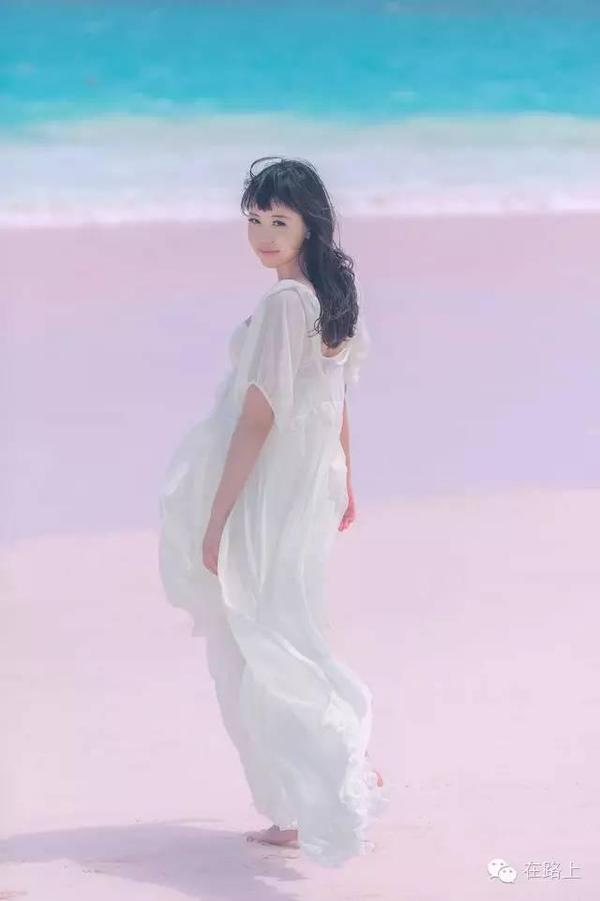 粉色沙滩刷爆朋友圈 你见过五颜六色的沙滩么