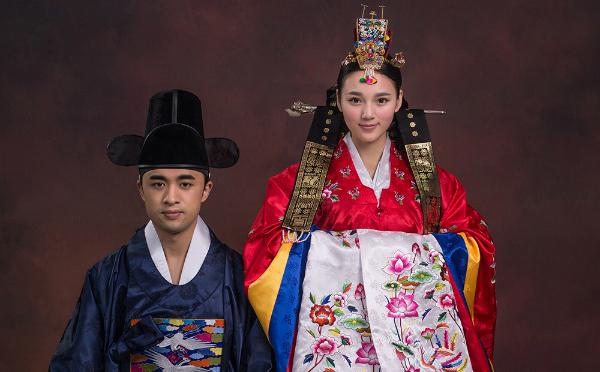 小编认为要拍韩服婚纱照的话最好就直接去找韩国婚纱摄影拍好了.