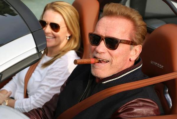 (施瓦辛格抽的是古巴帕塔加斯d4雪茄)