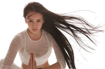 她研究美体瑜伽近10年,独创"弥雅式美体瑜伽",被誉为最美瑜伽导师;她