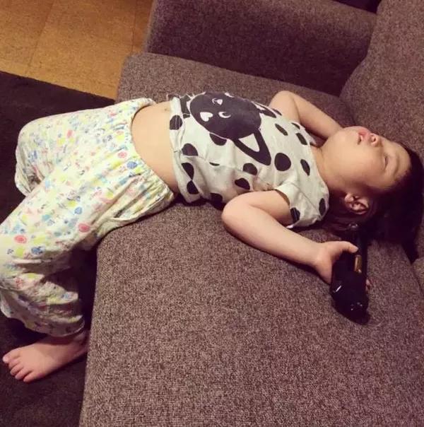 所以也有人从孩子出生那刻起就不放过他的各种睡姿,把他打造成睡觉网