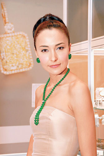 熊黛林亮相珠宝拍卖会,戴天价翡翠珠链羡煞旁人!