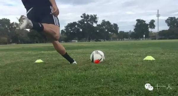 足球基础:如何踢好长传球?