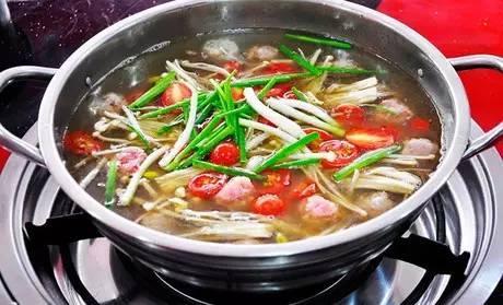 是平时不爱吃肉的女孩子也可以轻松解决几大块儿~ r 肉(rou)圆子火锅