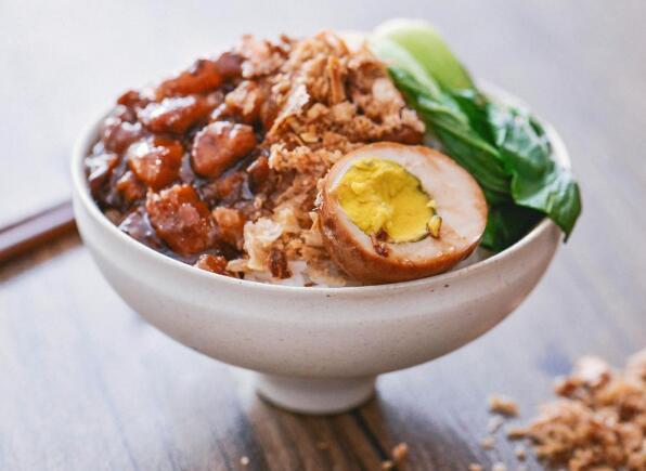 在全台各地都有店家贩卖卤肉饭,虽然,犹如家常便饭的卤肉饭很多台湾的