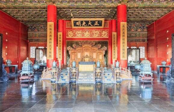 北京故宫以三大殿为中心,占地72万平方米,建筑面积约15万平方米,有