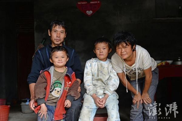 "小马云"全家福范家发的家(前排左二).