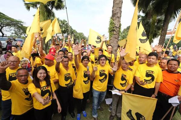 黄衫军 同时支持者们也不能闲着,眼看着自己信任的领导人遭到这种