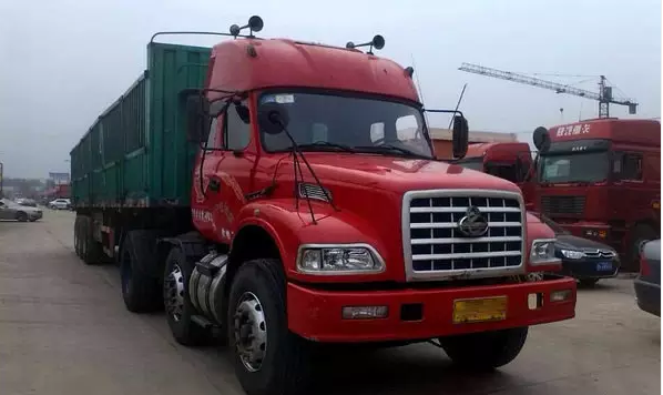 重汽威泺:中国重汽的威泺是一款并不多见的长头卡车,至少笔者没怎么