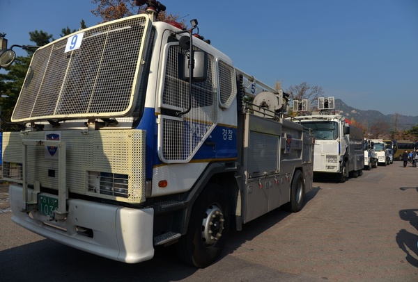 景福宫停车场的防暴车