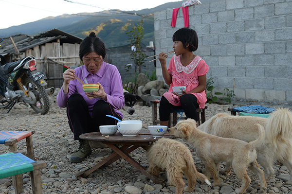 女子接纳百余名缅甸边民来家里吃饭:我穷他们更穷