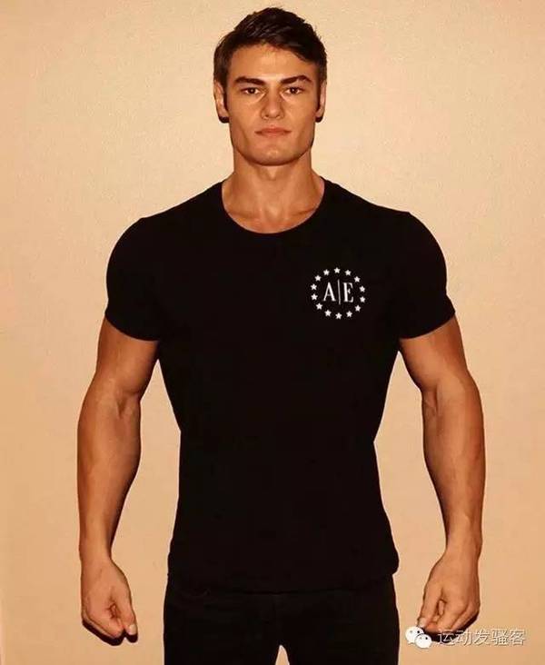 健身界小鲜肉杰夫,穿着这样的衣服是不是感觉有点不适应?