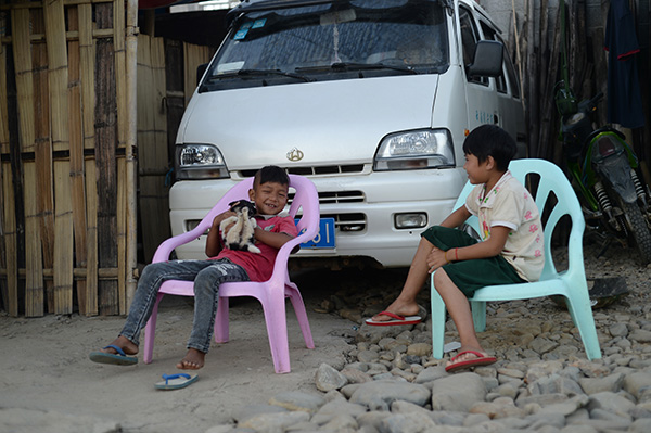 女子接纳百余名缅甸边民来家里吃饭:我穷他们更穷