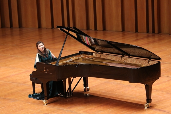 上图为陈韵劼演奏李斯特超技练习曲《前奏曲》,帕格尼尼主题练习曲