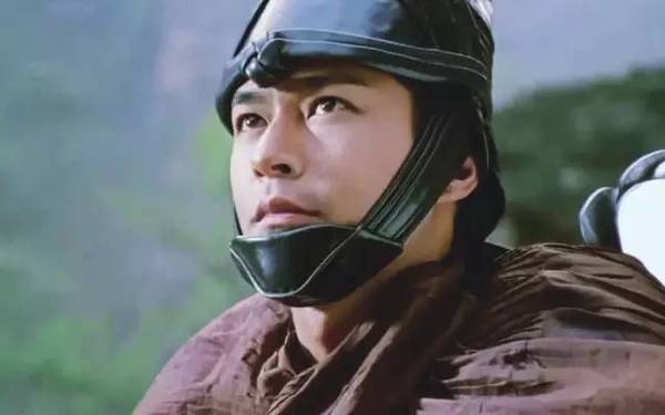 200年后,遇到容貌与孤月一模一样的峨嵋弟子李英奇,得知她是孤月的