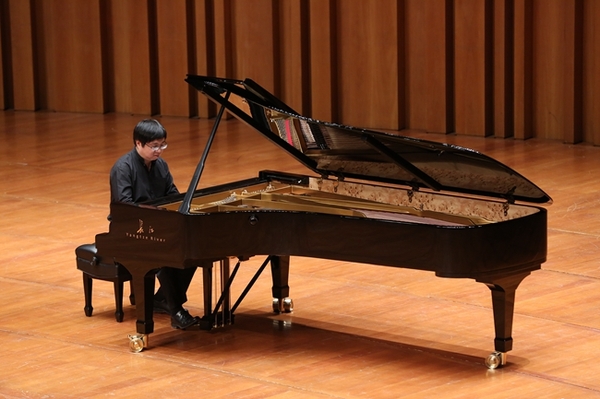 上图为陈韵劼演奏李斯特超技练习曲《前奏曲》,帕格尼尼主题练习曲