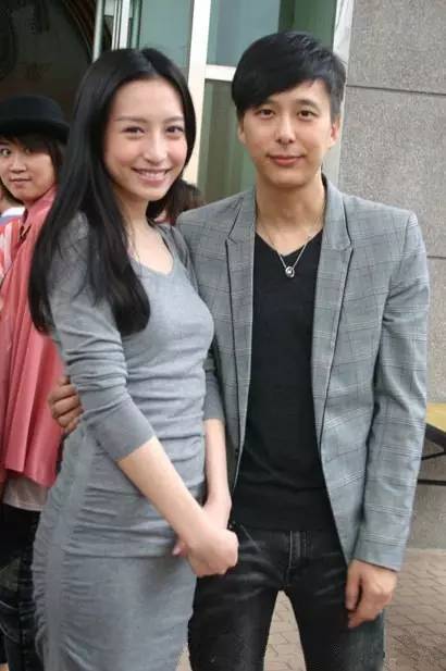 2008年,刚刚出道的龚嘉欣 就和卫诗当时的男友关楚耀传绯闻